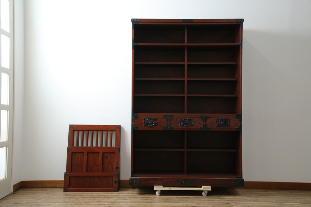 中古　美品!!　工芸家具　飛鳥欅箪笥　欅(ケヤキ)材　意匠を凝らした金具が素敵な二段重ね水屋箪笥　(R-079219)