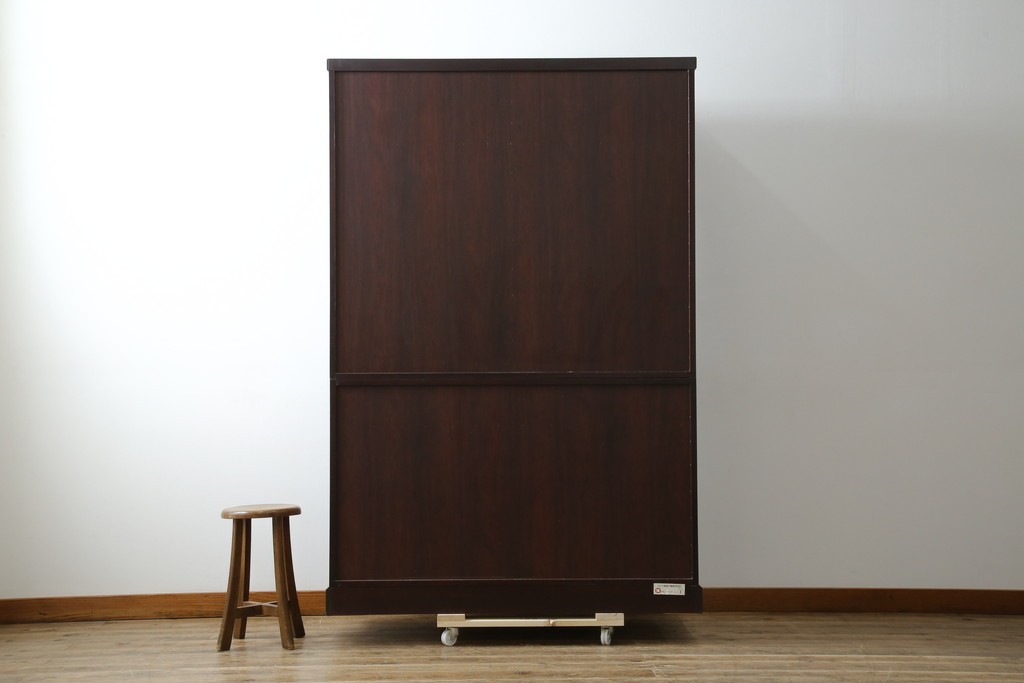 中古　美品!!　工芸家具　飛鳥欅箪笥　欅(ケヤキ)材　意匠を凝らした金具が素敵な二段重ね水屋箪笥　(R-079219)