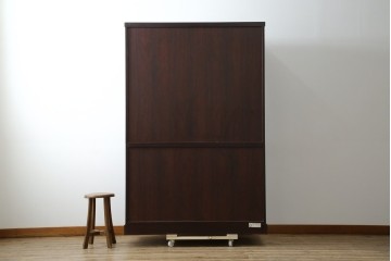 中古　美品!!　工芸家具　飛鳥欅箪笥　欅(ケヤキ)材　意匠を凝らした金具が素敵な二段重ね水屋箪笥　(R-079219)