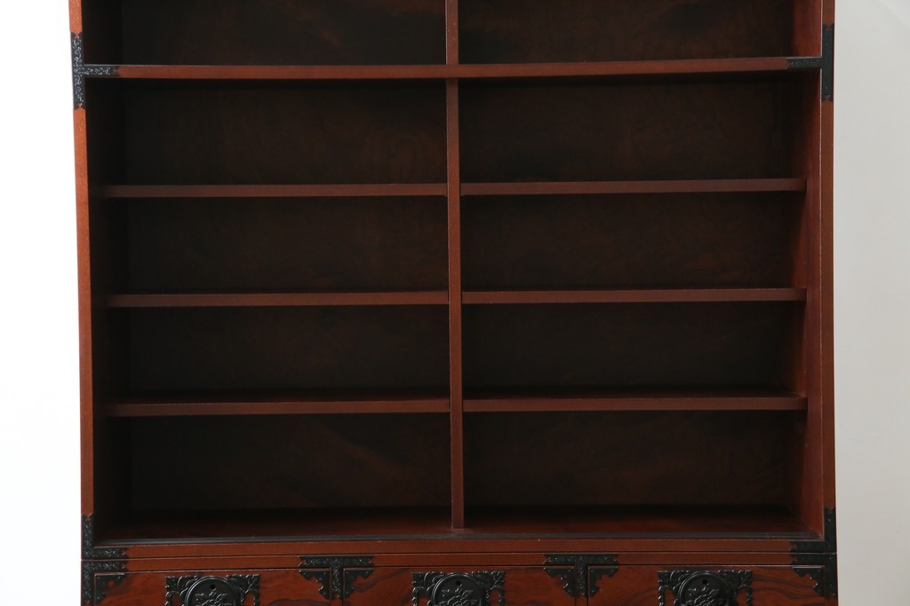 中古　美品!!　工芸家具　飛鳥欅箪笥　欅(ケヤキ)材　意匠を凝らした金具が素敵な二段重ね水屋箪笥　(R-079219)