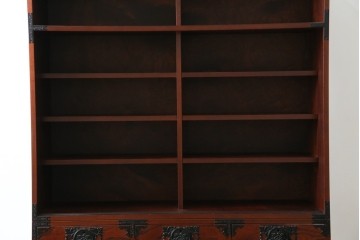 中古　美品!!　工芸家具　飛鳥欅箪笥　欅(ケヤキ)材　意匠を凝らした金具が素敵な二段重ね水屋箪笥　(R-079219)