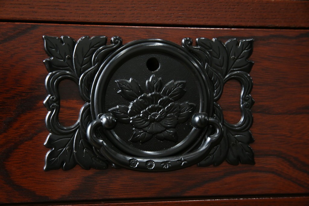 中古　美品!!　工芸家具　飛鳥欅箪笥　欅(ケヤキ)材　意匠を凝らした金具が素敵な二段重ね水屋箪笥　(R-079219)