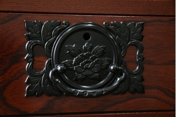 中古　美品!!　工芸家具　飛鳥欅箪笥　欅(ケヤキ)材　意匠を凝らした金具が素敵な二段重ね水屋箪笥　(R-079219)