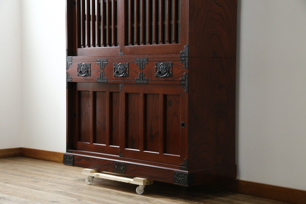 中古　美品!!　工芸家具　飛鳥欅箪笥　欅(ケヤキ)材　意匠を凝らした金具が素敵な二段重ね水屋箪笥　(R-079219)