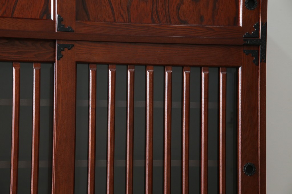 中古　美品!!　工芸家具　飛鳥欅箪笥　欅(ケヤキ)材　意匠を凝らした金具が素敵な二段重ね水屋箪笥　(R-079219)