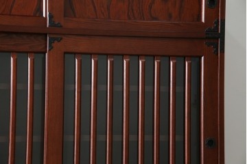 中古　美品!!　工芸家具　飛鳥欅箪笥　欅(ケヤキ)材　意匠を凝らした金具が素敵な二段重ね水屋箪笥　(R-079219)