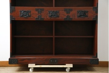 中古　美品!!　工芸家具　飛鳥欅箪笥　欅(ケヤキ)材　意匠を凝らした金具が素敵な二段重ね水屋箪笥　(R-079219)