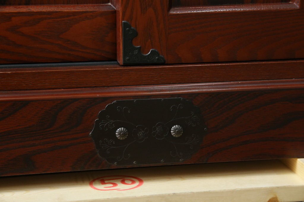 中古　美品!!　工芸家具　飛鳥欅箪笥　欅(ケヤキ)材　意匠を凝らした金具が素敵な二段重ね水屋箪笥　(R-079219)