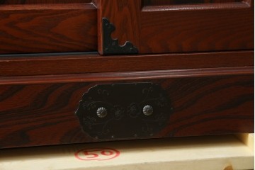 中古　美品!!　工芸家具　飛鳥欅箪笥　欅(ケヤキ)材　意匠を凝らした金具が素敵な二段重ね水屋箪笥　(R-079219)