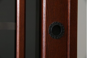 中古　美品!!　工芸家具　飛鳥欅箪笥　欅(ケヤキ)材　意匠を凝らした金具が素敵な二段重ね水屋箪笥　(R-079219)