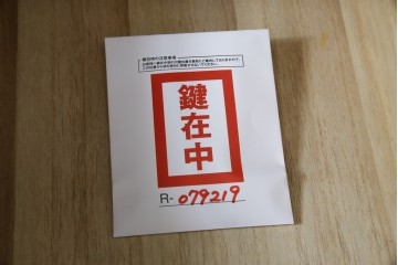 中古　美品!!　工芸家具　飛鳥欅箪笥　欅(ケヤキ)材　意匠を凝らした金具が素敵な二段重ね水屋箪笥　(R-079219)