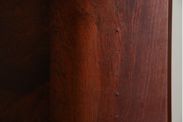 中古　美品!!　工芸家具　飛鳥欅箪笥　欅(ケヤキ)材　意匠を凝らした金具が素敵な二段重ね水屋箪笥　(R-079219)