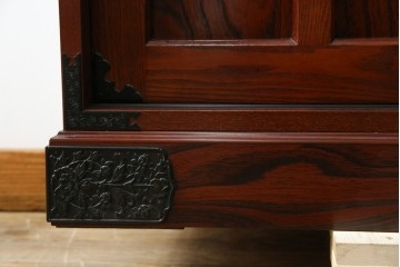 中古　美品!!　工芸家具　飛鳥欅箪笥　欅(ケヤキ)材　意匠を凝らした金具が素敵な二段重ね水屋箪笥　(R-079219)