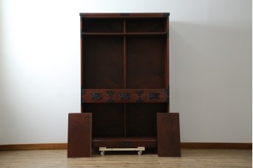 中古　美品!!　工芸家具　飛鳥欅箪笥　欅(ケヤキ)材　意匠を凝らした金具が素敵な二段重ね水屋箪笥　(R-079219)