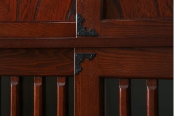 中古　美品!!　工芸家具　飛鳥欅箪笥　欅(ケヤキ)材　意匠を凝らした金具が素敵な二段重ね水屋箪笥　(R-079219)