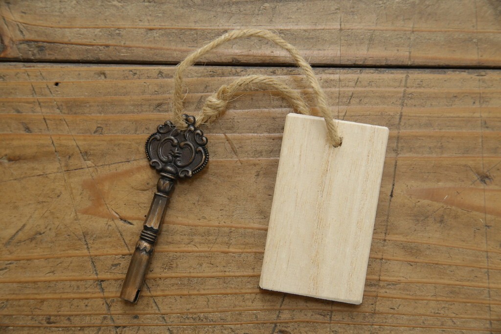 中古　美品!!　工芸家具　飛鳥欅箪笥　欅(ケヤキ)材　意匠を凝らした金具が素敵な二段重ね水屋箪笥　(R-079219)