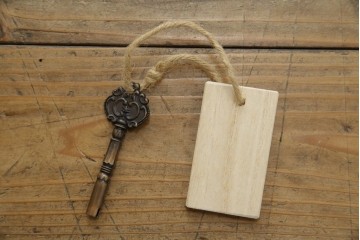 中古　美品!!　工芸家具　飛鳥欅箪笥　欅(ケヤキ)材　意匠を凝らした金具が素敵な二段重ね水屋箪笥　(R-079219)