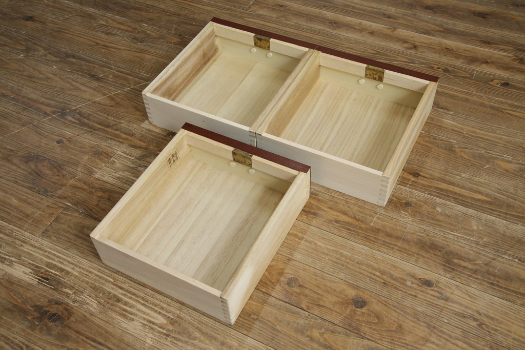 中古　美品!!　工芸家具　飛鳥欅箪笥　欅(ケヤキ)材　意匠を凝らした金具が素敵な二段重ね水屋箪笥　(R-079219)