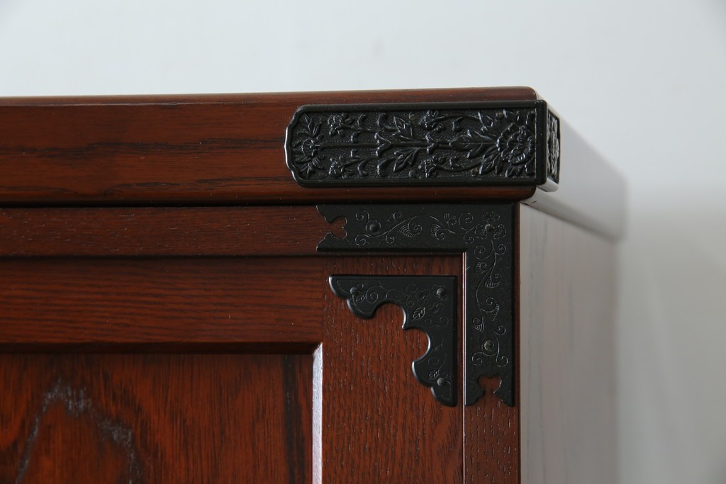 中古　美品!!　工芸家具　飛鳥欅箪笥　欅(ケヤキ)材　意匠を凝らした金具が素敵な二段重ね水屋箪笥　(R-079219)