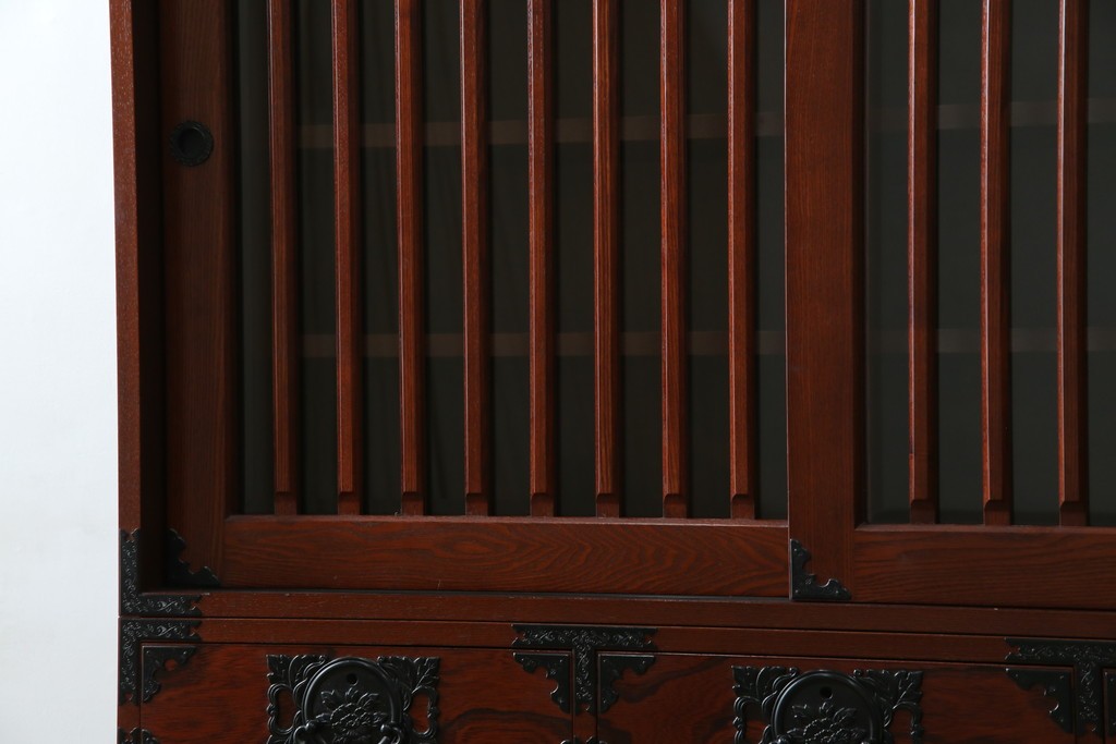 中古　美品!!　工芸家具　飛鳥欅箪笥　欅(ケヤキ)材　意匠を凝らした金具が素敵な二段重ね水屋箪笥　(R-079219)