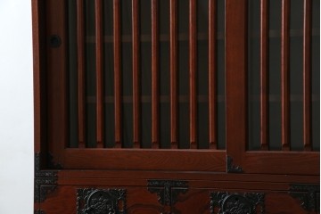 中古　美品!!　工芸家具　飛鳥欅箪笥　欅(ケヤキ)材　意匠を凝らした金具が素敵な二段重ね水屋箪笥　(R-079219)