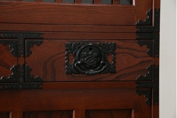 中古　美品!!　工芸家具　飛鳥欅箪笥　欅(ケヤキ)材　意匠を凝らした金具が素敵な二段重ね水屋箪笥　(R-079219)