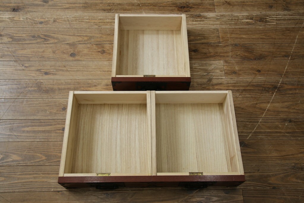 中古　美品!!　工芸家具　飛鳥欅箪笥　欅(ケヤキ)材　意匠を凝らした金具が素敵な二段重ね水屋箪笥　(R-079219)