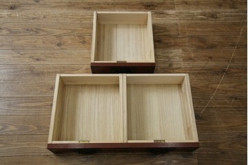 中古　美品!!　工芸家具　飛鳥欅箪笥　欅(ケヤキ)材　意匠を凝らした金具が素敵な二段重ね水屋箪笥　(R-079219)