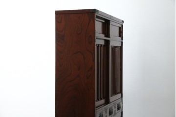 中古　美品!!　工芸家具　飛鳥欅箪笥　欅(ケヤキ)材　意匠を凝らした金具が素敵な二段重ね水屋箪笥　(R-079219)