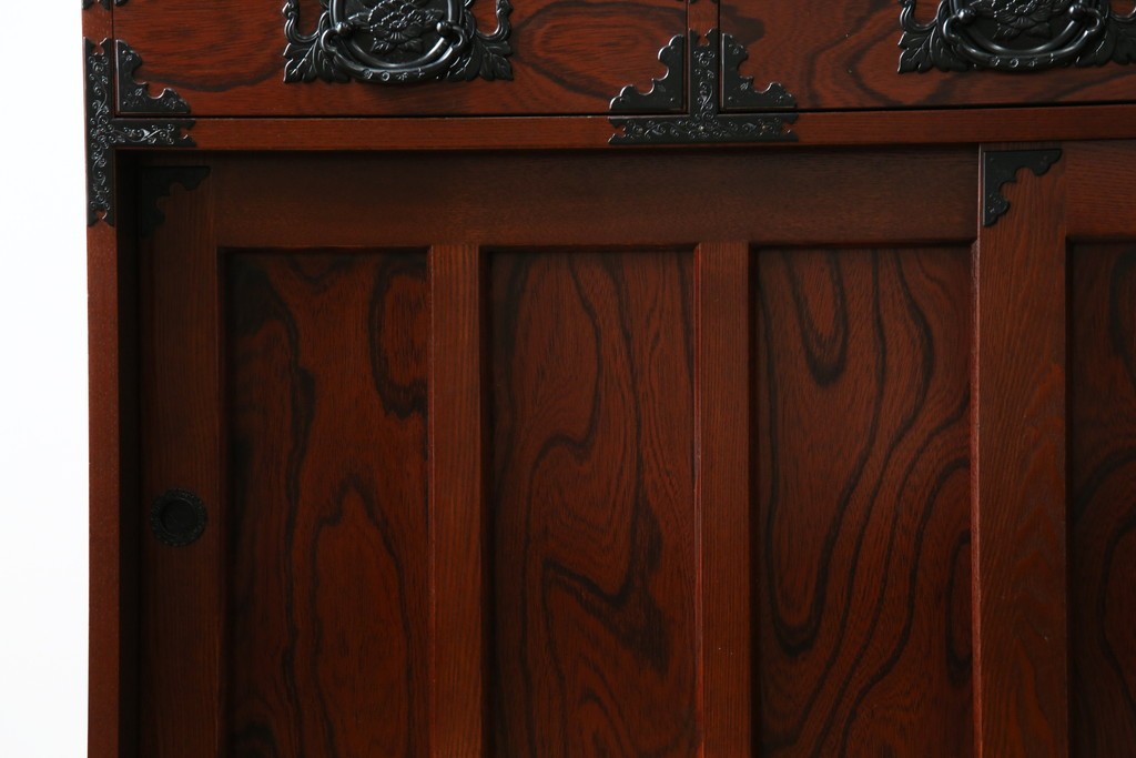 中古　美品!!　工芸家具　飛鳥欅箪笥　欅(ケヤキ)材　意匠を凝らした金具が素敵な二段重ね水屋箪笥　(R-079219)