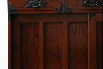 中古　美品!!　工芸家具　飛鳥欅箪笥　欅(ケヤキ)材　意匠を凝らした金具が素敵な二段重ね水屋箪笥　(R-079219)