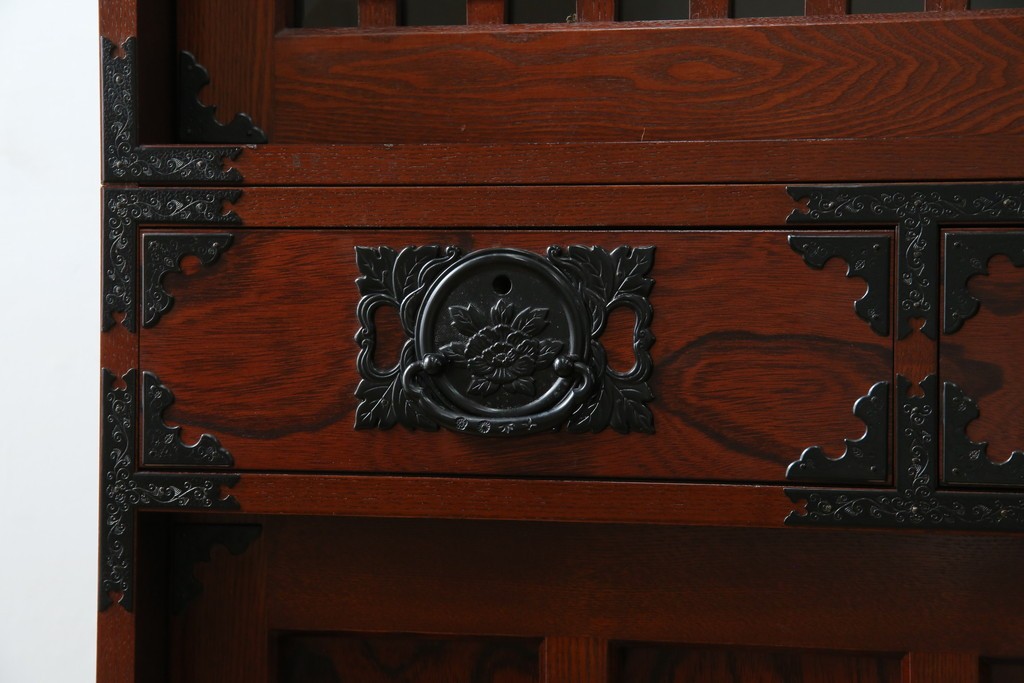 中古　美品!!　工芸家具　飛鳥欅箪笥　欅(ケヤキ)材　意匠を凝らした金具が素敵な二段重ね水屋箪笥　(R-079219)