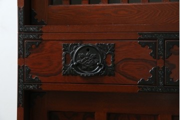 中古　美品!!　工芸家具　飛鳥欅箪笥　欅(ケヤキ)材　意匠を凝らした金具が素敵な二段重ね水屋箪笥　(R-079219)