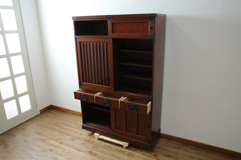 中古　美品!!　工芸家具　飛鳥欅箪笥　欅(ケヤキ)材　意匠を凝らした金具が素敵な二段重ね水屋箪笥　(R-079219)