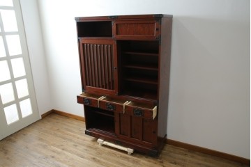 中古　美品!!　工芸家具　飛鳥欅箪笥　欅(ケヤキ)材　意匠を凝らした金具が素敵な二段重ね水屋箪笥　(R-079219)