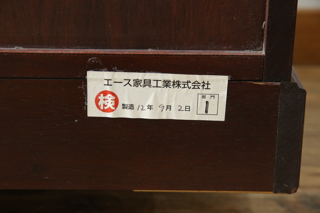 中古　美品!!　工芸家具　飛鳥欅箪笥　欅(ケヤキ)材　意匠を凝らした金具が素敵な二段重ね水屋箪笥　(R-079219)