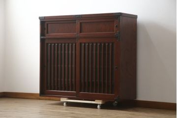 中古　美品!!　工芸家具　飛鳥欅箪笥　欅(ケヤキ)材　意匠を凝らした金具が素敵な水屋箪笥サイドキャビネット(収納棚、戸棚、食器棚、カップボード、サイドボード)(R-079220)