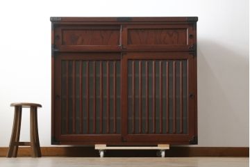 中古　美品!!　工芸家具　飛鳥欅箪笥　欅(ケヤキ)材　意匠を凝らした金具が素敵な水屋箪笥サイドキャビネット(収納棚、戸棚、食器棚、カップボード、サイドボード)(R-079220)