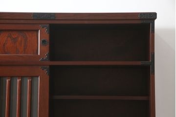 中古　美品!!　工芸家具　飛鳥欅箪笥　欅(ケヤキ)材　意匠を凝らした金具が素敵な水屋箪笥サイドキャビネット(収納棚、戸棚、食器棚、カップボード、サイドボード)(R-079220)