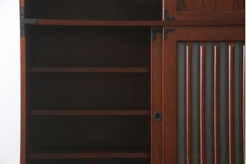 中古　美品!!　工芸家具　飛鳥欅箪笥　欅(ケヤキ)材　意匠を凝らした金具が素敵な水屋箪笥サイドキャビネット(収納棚、戸棚、食器棚、カップボード、サイドボード)(R-079220)