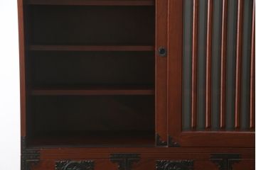中古　美品!!　工芸家具　飛鳥欅箪笥　欅(ケヤキ)材　意匠を凝らした金具が素敵な水屋箪笥サイドキャビネット(収納棚、戸棚、食器棚、カップボード、サイドボード)(R-079220)