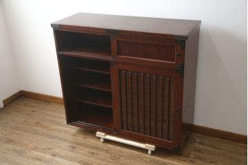 中古　美品!!　工芸家具　飛鳥欅箪笥　欅(ケヤキ)材　意匠を凝らした金具が素敵な水屋箪笥サイドキャビネット(収納棚、戸棚、食器棚、カップボード、サイドボード)(R-079220)