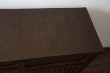 中古　美品!!　工芸家具　飛鳥欅箪笥　欅(ケヤキ)材　意匠を凝らした金具が素敵な水屋箪笥サイドキャビネット(収納棚、戸棚、食器棚、カップボード、サイドボード)(R-079220)