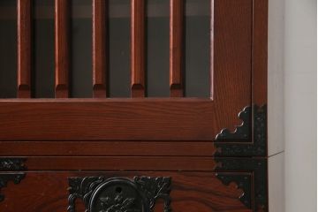 中古　美品!!　工芸家具　飛鳥欅箪笥　欅(ケヤキ)材　意匠を凝らした金具が素敵な水屋箪笥サイドキャビネット(収納棚、戸棚、食器棚、カップボード、サイドボード)(R-079220)