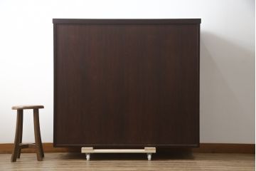 中古　美品!!　工芸家具　飛鳥欅箪笥　欅(ケヤキ)材　意匠を凝らした金具が素敵な水屋箪笥サイドキャビネット(収納棚、戸棚、食器棚、カップボード、サイドボード)(R-079220)