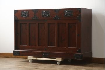 中古　美品!!　工芸家具　飛鳥欅箪笥　欅(ケヤキ)材　意匠を凝らした金具が素敵な水屋箪笥サイドボード(収納棚、戸棚、食器棚、カップボード、サイドキャビネット)(R-079221)