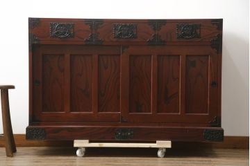 中古　美品!!　工芸家具　飛鳥欅箪笥　欅(ケヤキ)材　意匠を凝らした金具が素敵な水屋箪笥サイドボード(収納棚、戸棚、食器棚、カップボード、サイドキャビネット)(R-079221)