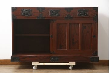 中古　美品!!　工芸家具　飛鳥欅箪笥　欅(ケヤキ)材　意匠を凝らした金具が素敵な水屋箪笥サイドボード(収納棚、戸棚、食器棚、カップボード、サイドキャビネット)(R-079221)