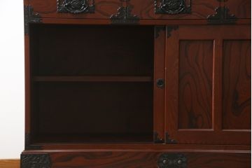 中古　美品!!　工芸家具　飛鳥欅箪笥　欅(ケヤキ)材　意匠を凝らした金具が素敵な水屋箪笥サイドボード(収納棚、戸棚、食器棚、カップボード、サイドキャビネット)(R-079221)