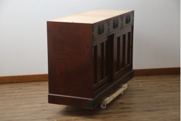 中古　美品!!　工芸家具　飛鳥欅箪笥　欅(ケヤキ)材　意匠を凝らした金具が素敵な水屋箪笥サイドボード(収納棚、戸棚、食器棚、カップボード、サイドキャビネット)(R-079221)